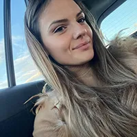 Дъщеря ми не спираше да разказва как е хранила агънцето Чочко с биберон, как е слагала сено на кравите и как магаренцето е яло морковче от ръката ѝ! Беше истински впечатлена. За мен най-ценното е, че освен забавление и бягство от шумния и мръсен град, тя научи нещо много важно – как изглежда реалният живот на село и какво значи отговорност. Благодаря на екипа на фермата за това преживяване, което ще остане задълго в сърцето ѝ.