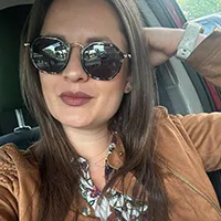 Не съм си и представяла, че някога мога да осиновя ... агне, вместо да го сготвя.  Идеята се зароди след семейното ни посещение във фермата. Габи ни разказа за услугата и ни показа животните за осиновяване. Децата толкова харесаха едно от новородените агънца, че искаха да си го вземем в апартамента. Така че това беше идеалното решение! Хем имахме домашен любимец, хем не цапаше вкъщи, хем и всяка седмица бяхме на разходка сред природата, за да си играем и грижим за него.